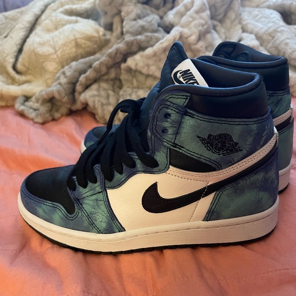 Women’s Air Jordan 1 Retro High Tie Dye Shoes - Picture 2 of 9